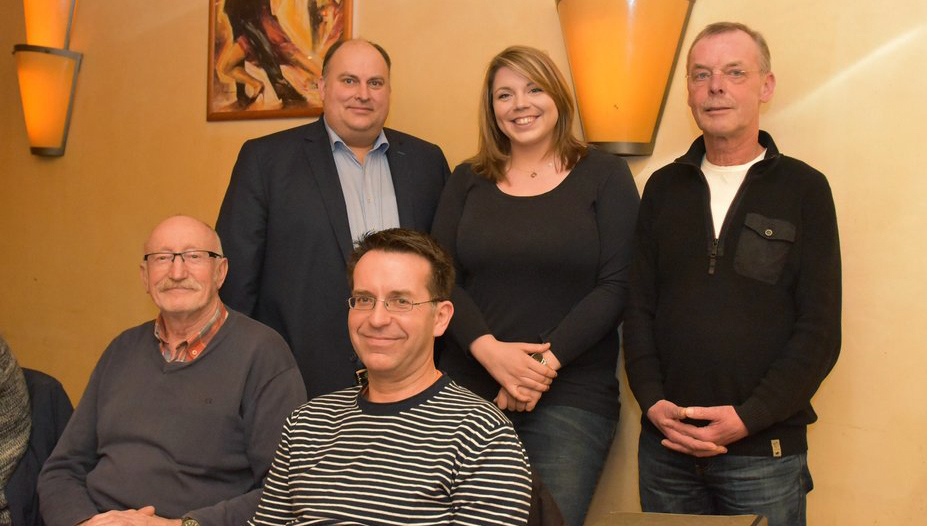 Herzlich begrüßte der Salzbergener SPD-Vorsitzende Christian Otten (stehend links) die Gäste Vanessa Gattung und Franz Reckers. Sitzend von links die Vorstandsmitglieder Willi Jansen und Christoph Mülder. Foto: Ludger Jungeblut