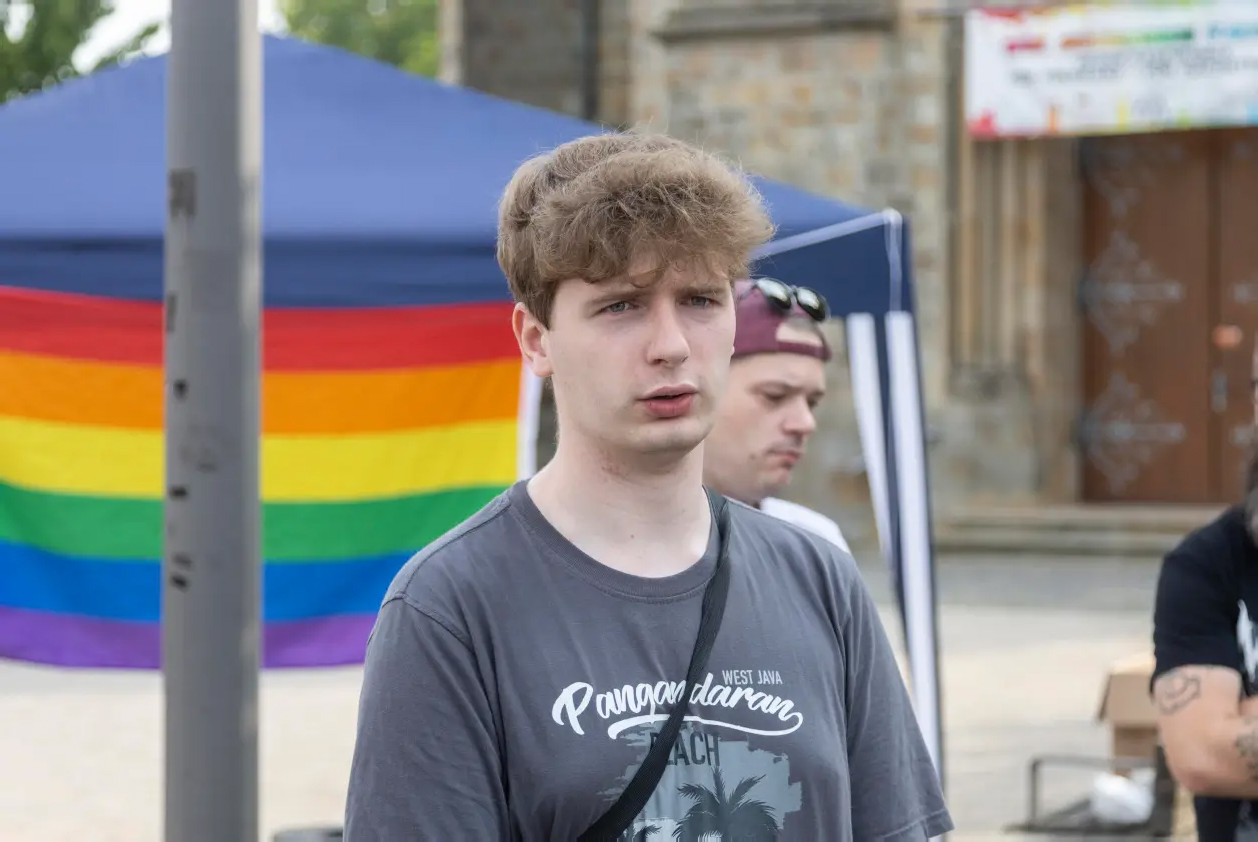 Felix Schonhoff (SPD) ist Ortsvorsitzender und mobilisierte die Genossen unmittelbar nach
Bekanntwerden der AfD-Pläne für den Infostand. FOTO: LARS SCHRÖER