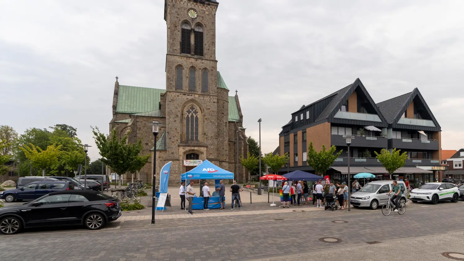 Der Salzbergener Ortskern am Donnerstag. Drei Parteien buhlten um das Interesse der
Anwohner.
FOTO: LARS SCHRÖER