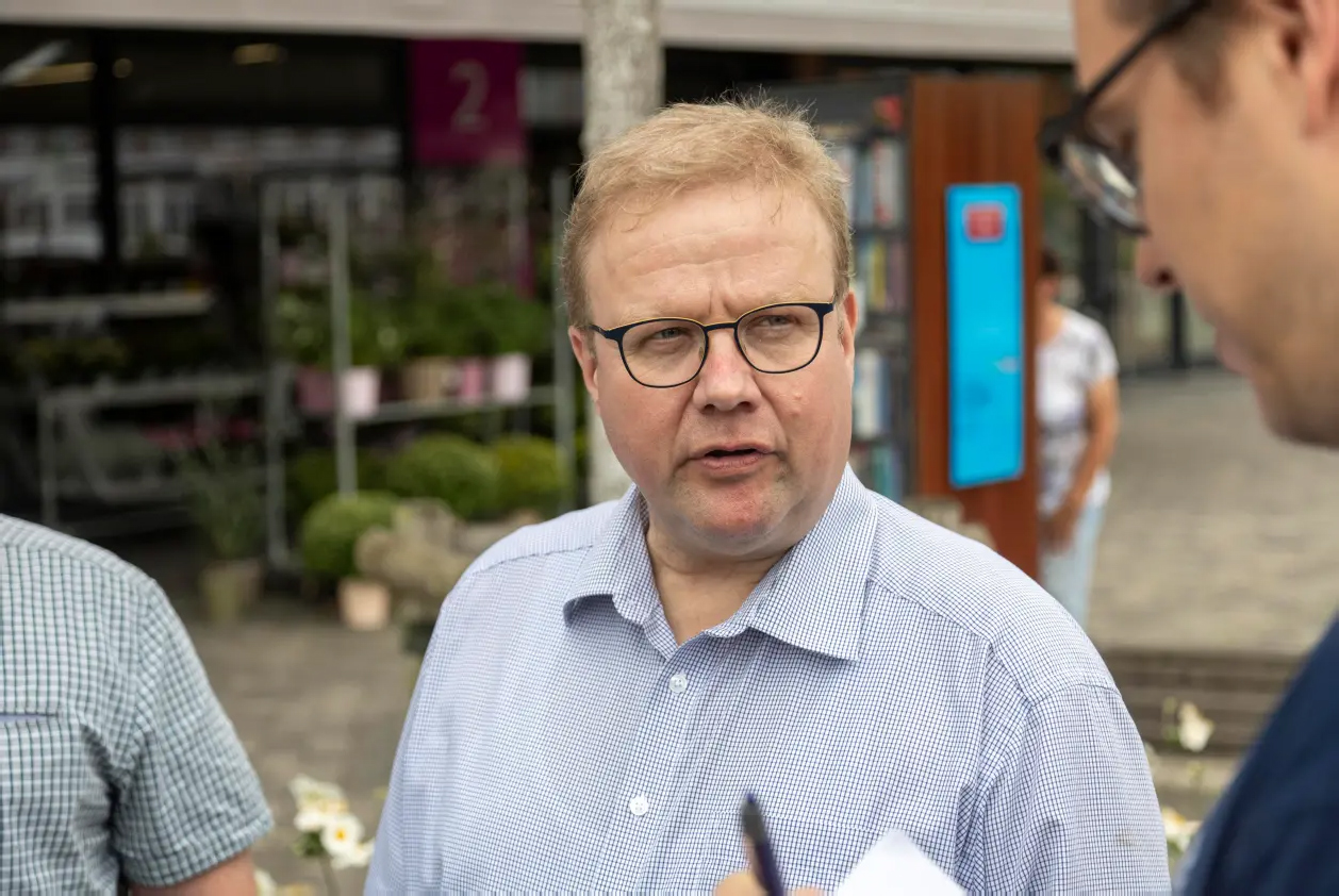 Hermann Hermeling von der CDU wollte ebenfalls Präsenz am Kirchplatz zeigen. FOTO: LARS
SCHRÖER