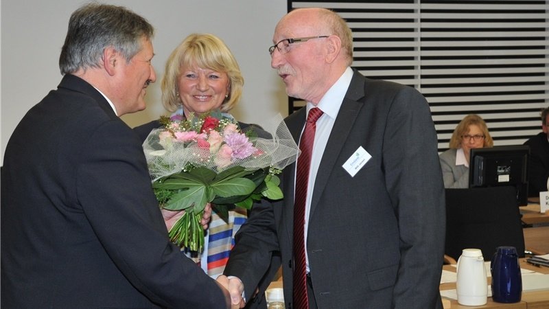 Blumen für den stellvertretenden Kreistagspräsidenten Willi Jansen (rechts)