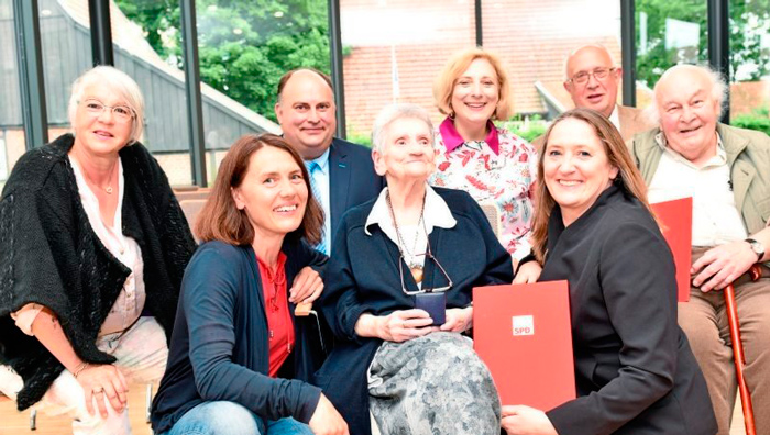 Erika Geile (Mitte) ist für ihr 70-jähriges Engagement in der SPD mit der Willy-Brandt-Medaille geehrt worden. Überreicht wurde die Auszeichnung in Anwesenheit zahlreicher Ehrengäste von der niedersächsischen Landtagspräsidentin Gabriele Andretta (vorne rechts). Foto: Sven Lampe