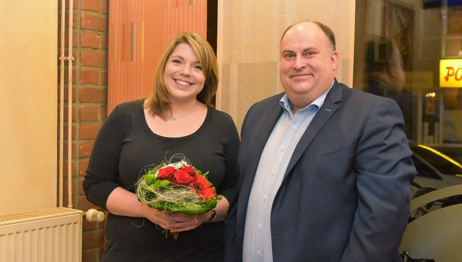 Mit einem Blumenstrauß bedankte sich SPD-Vorsitzender Christian Otten bei Vanessa Gattung für ihren Besuch der Mitgliederversammlung. Foto: Ludger Jungeblut