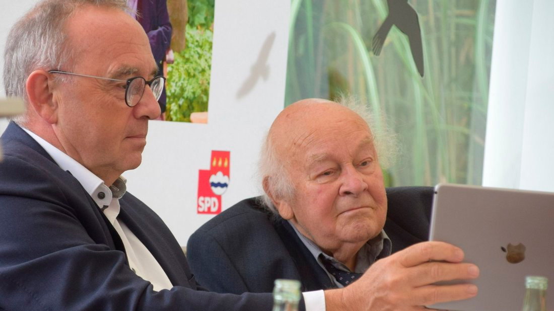 Einen digitalen Gruß von Bundesminister Hubertus Heil hatte der SPD-Bundesvorsitzende Norbert Walter-Borjans für Karlheinz Geile mitgebracht. Foto Heinz Krüsssel