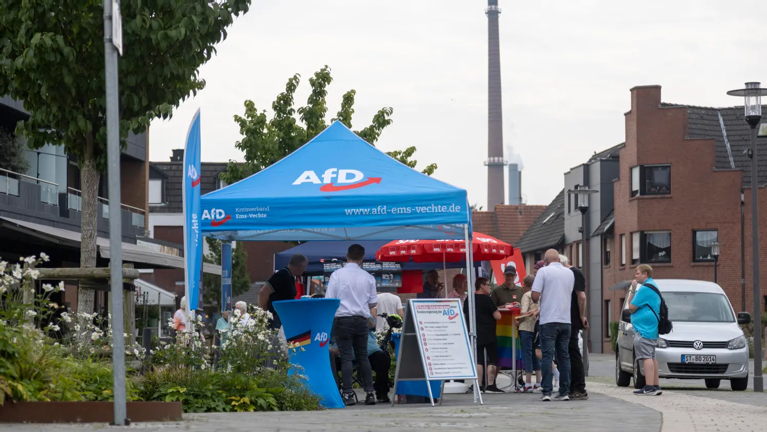 Die AfD hatte zum Infostand nach Salzbergen geladen. Die Ratsparteien SPD und CDU zogen
aber nach und überließen der AfD nicht das Feld.
FOTO: LARS SCHRÖER